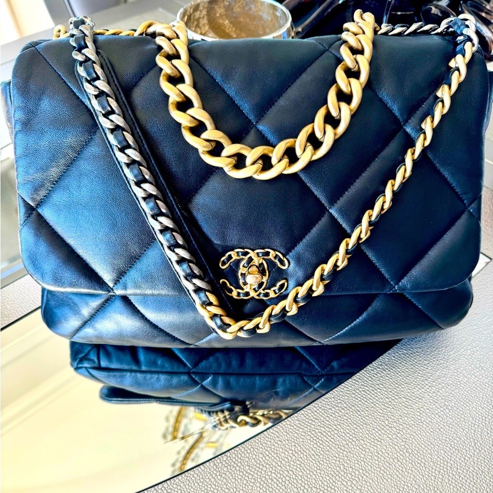 Chanel 19 Maxi Microchip! Full inclusion! New!